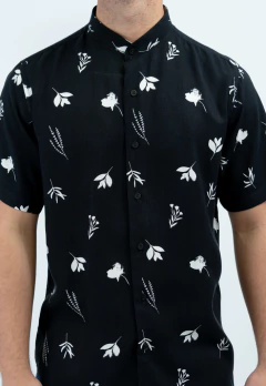 Camisa Corte Clasico Cuello Mao Negro Flores Blancas, foto 2 de 5