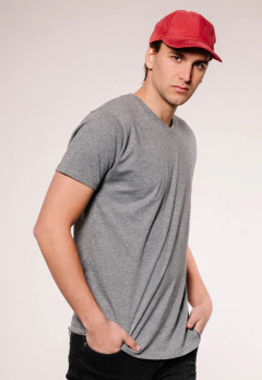 Remera Escote V Gris Medio, foto 2 de 6