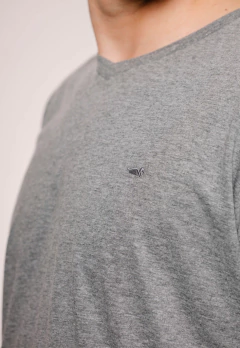 Remera Escote V Gris Medio, foto 3 de 6