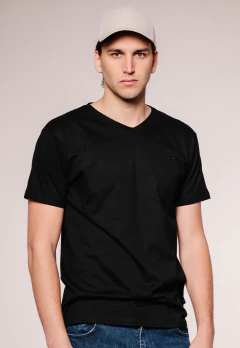 Remera Escote V Negro, foto 2 de 6