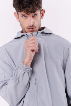 Campera Rompeviento Maine Gris Medio, foto 2 de 5